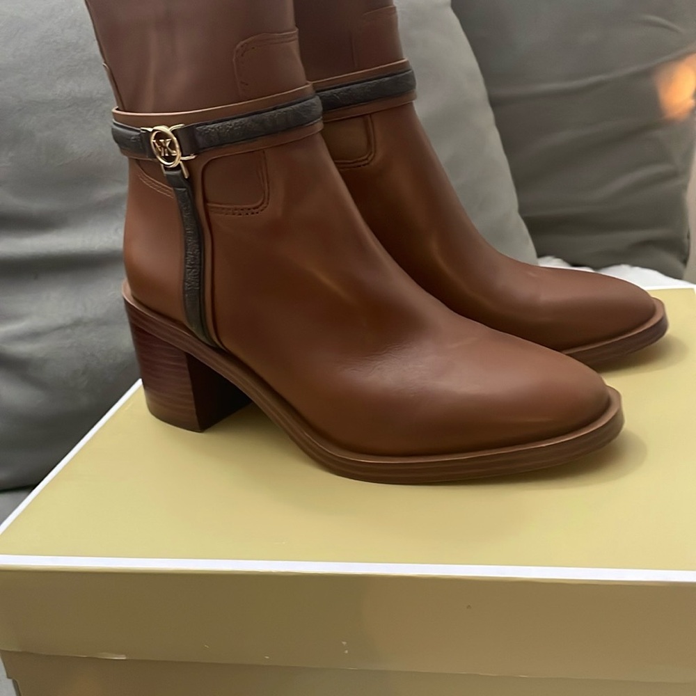 Michael Kors Women's Brown Ankle Boots. Mindy block heel bootie - Picture 5 of 9